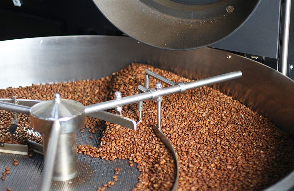 Tostando café de especialidad en su fase de enfriamiento